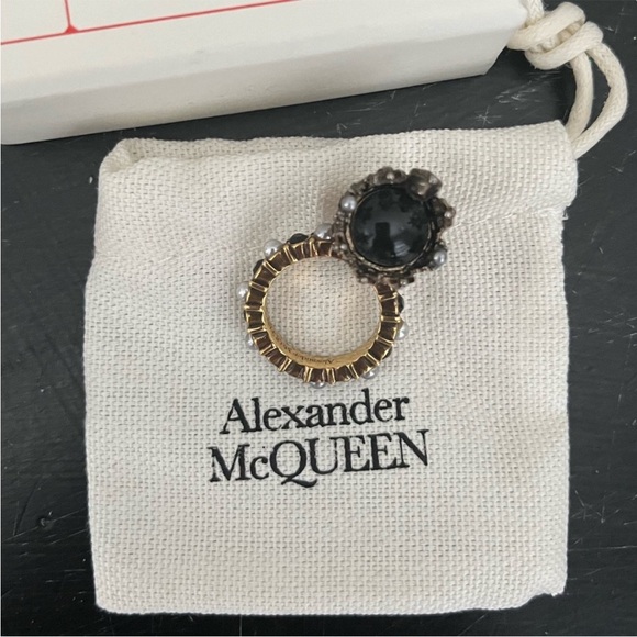 Alexander McQueen Queen Ring - Picture 3 of 15